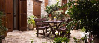 Lazaros Stonehouse ( Room2)
