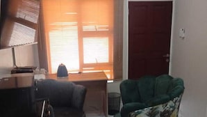 Deluxe Single Room, Non Smoking | Iron/ironing board, free WiFi - Crown Palace Guest House (Pretoria)