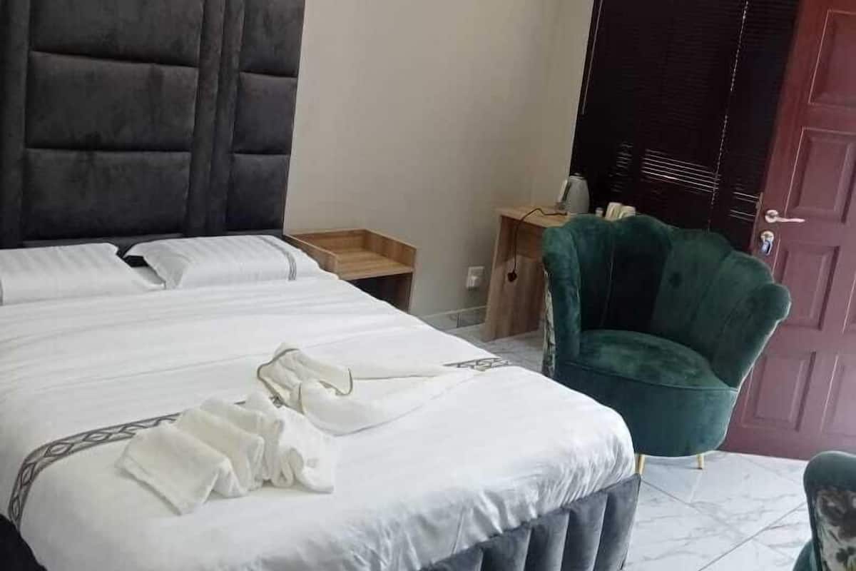 Deluxe Single Room, Non Smoking | Iron/ironing board, free WiFi