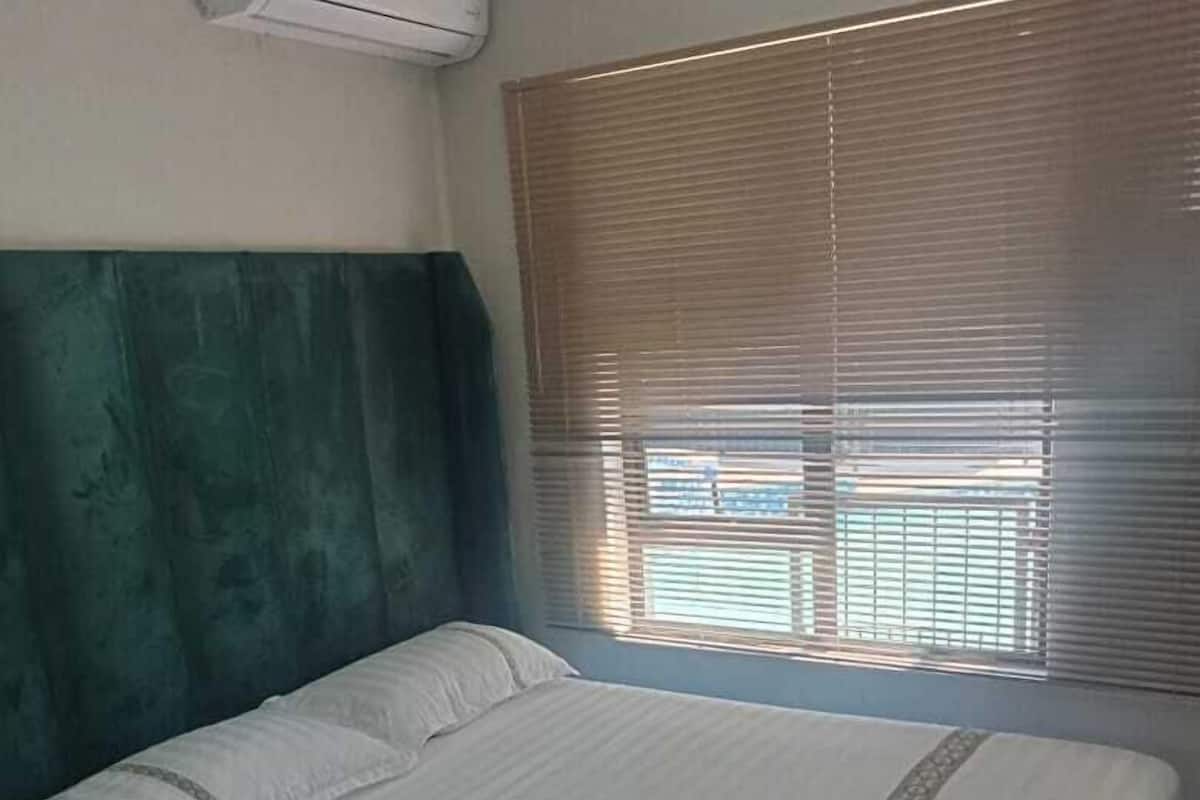 Standard Room, Non Smoking | Iron/ironing board, free WiFi