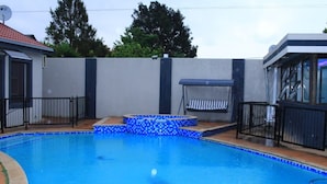 Outdoor pool - Crown Palace Guest House (Pretoria)