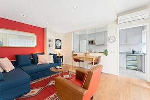 TV - GuestReady - Santa Catarina Skyflat (Porto)