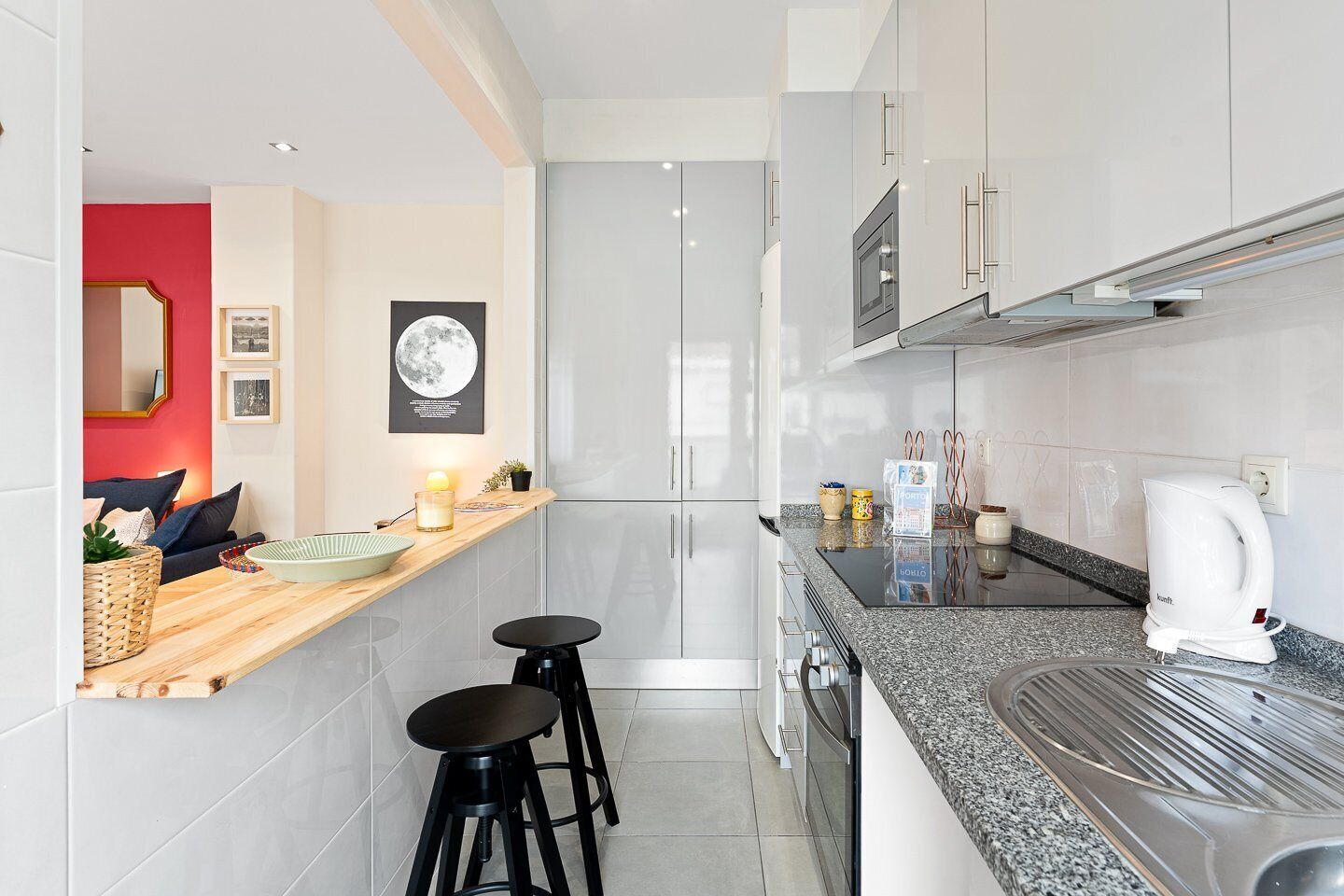 Refrigerador, microondas, horno y cafetera y tetera 