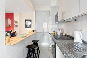 Refrigerador, microondas, horno y cafetera y tetera 