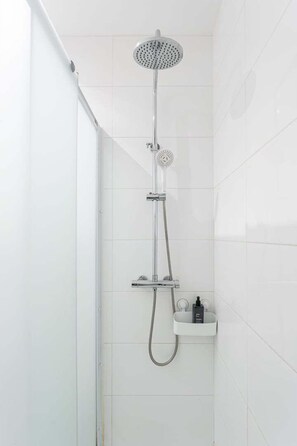 Shower, hair dryer, towels - GuestReady - Santa Catarina Skyflat (Porto)