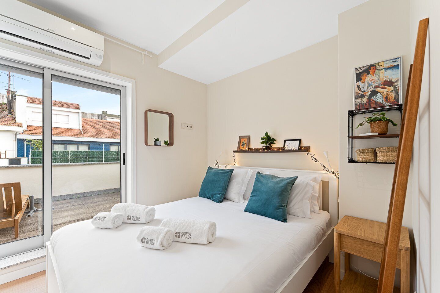 2 slaapkamers, een strijkplank/strijkijzer, internet, beddengoed