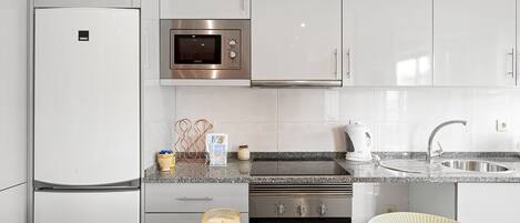 Réfrigérateur, micro-ondes, four, cafetière/bouilloire
