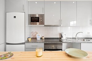 Refrigerador, microondas, horno y cafetera y tetera 