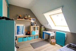 4 bedrooms, desk, iron/ironing board, travel crib