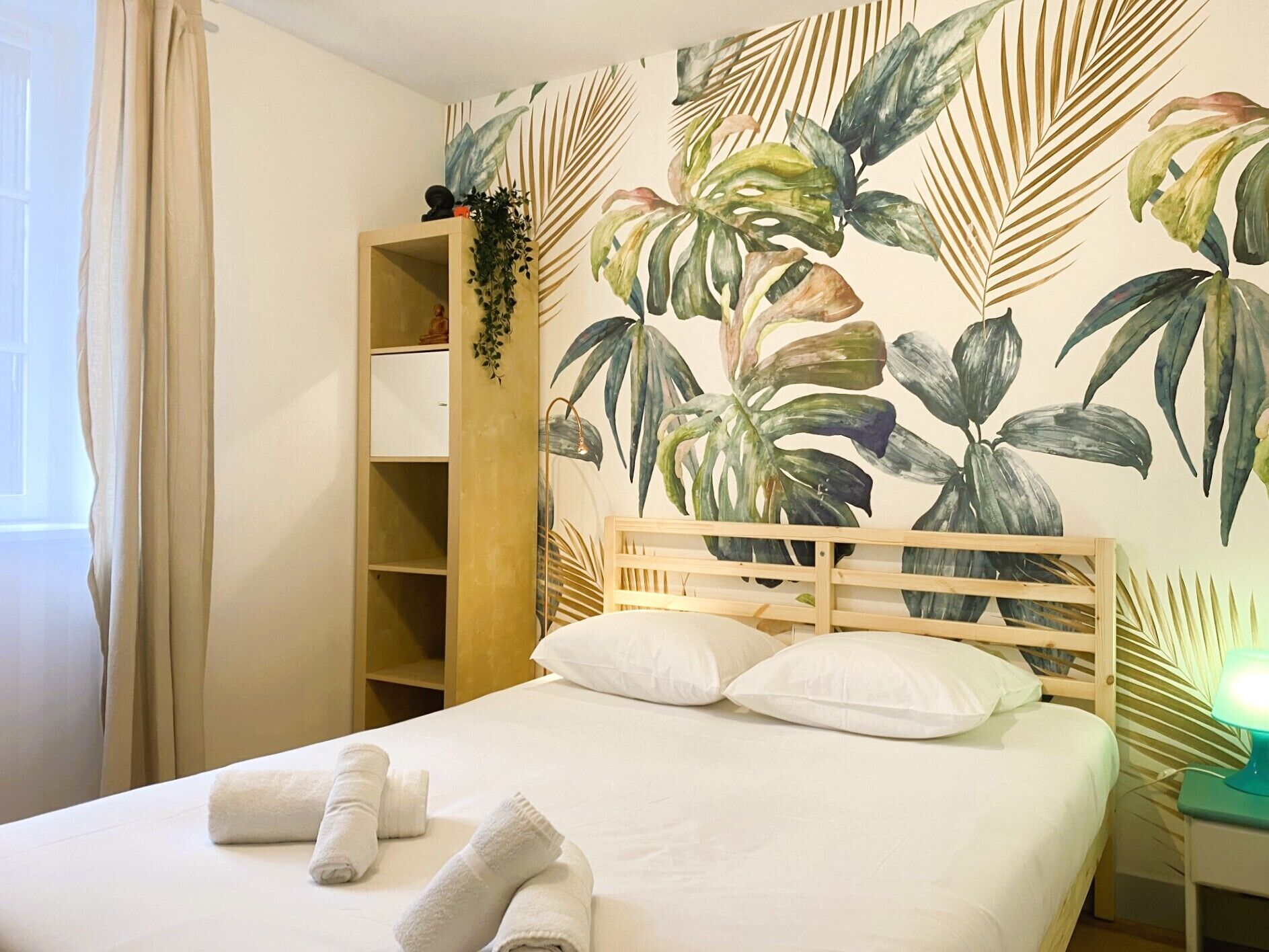 4 chambres, bureau, fer et planche à repasser, lit parapluie