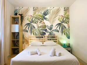 4 soverom, skrivebord, strykejern/-brett og reiseseng for barn