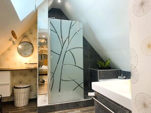 Douche, sèche-cheveux, serviettes fournies
