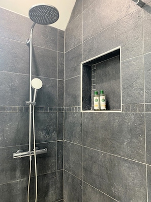 Een douche, een haardroger, handdoeken