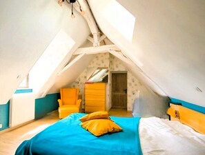 4 bedrooms, desk, iron/ironing board, travel crib