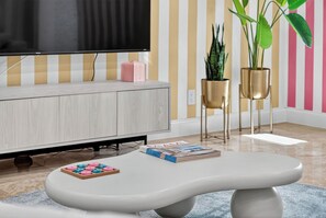 Interior - Designer 4BR Villa • Pool • 30 min to WC Stadium (Fort Lauderdale)