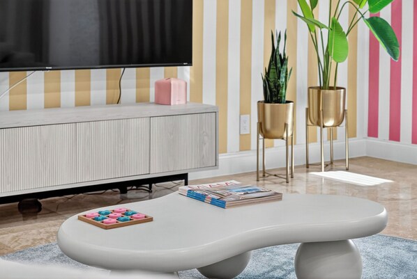 Interior - Designer 4BR Villa • Pool • 30 min to WC Stadium (Fort Lauderdale)