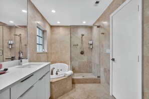 Shower, jetted bath, hair dryer, bidet - Designer 4BR Villa • Pool • 30 min to WC Stadium (Fort Lauderdale)