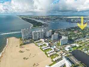 Beach nearby, sun loungers, beach towels - Designer 4BR Villa • Pool • 30 min to WC Stadium (Fort Lauderdale)