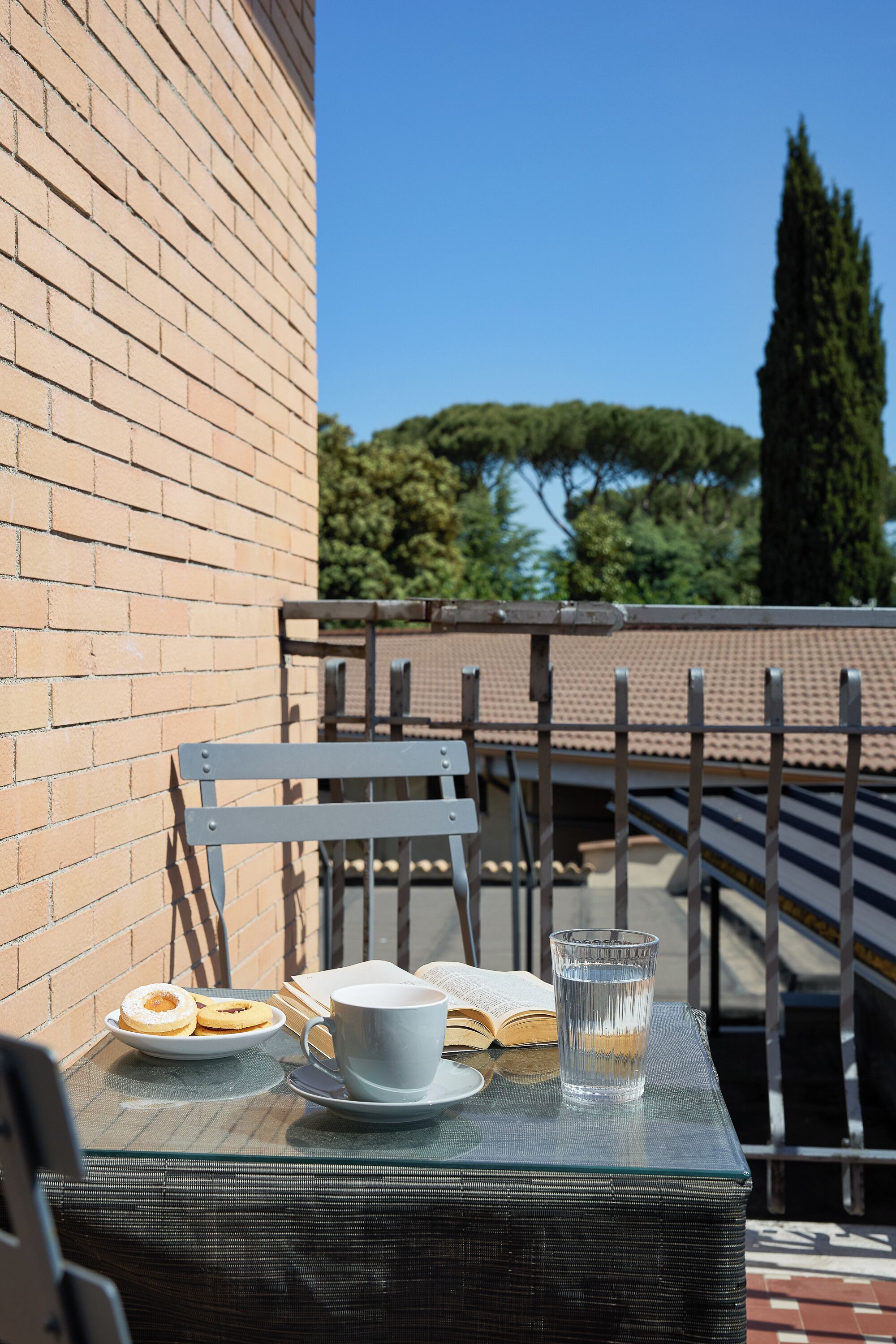 房內夾萬、書桌、手提電腦工作空間、隔音