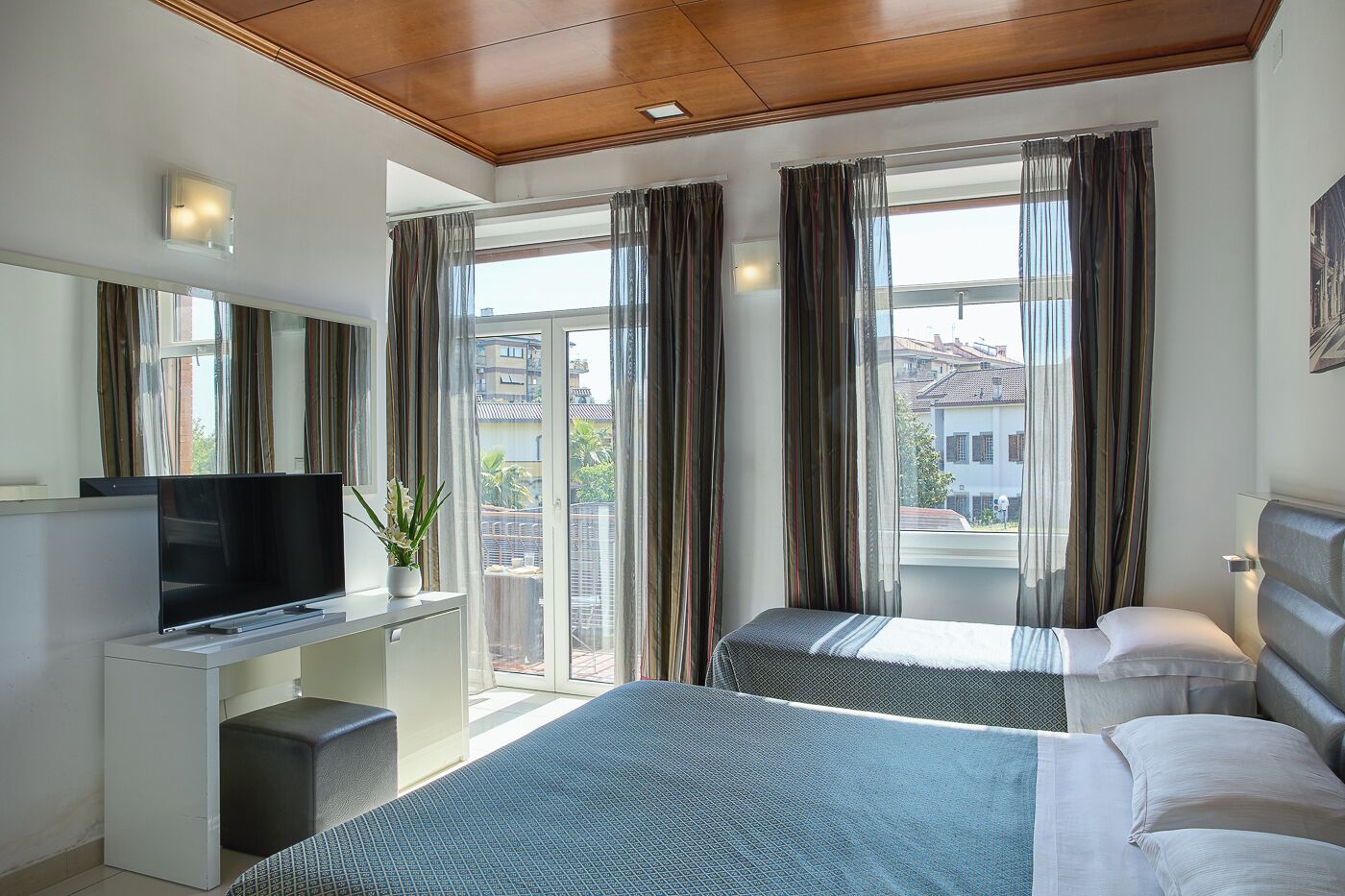 高級三人房 | 房內夾萬、書桌、手提電腦工作空間、隔音