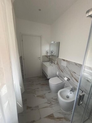 تجهيزات دش، مستلزمات مجانية للعناية الشخصية، مجففات شعر، مناشف