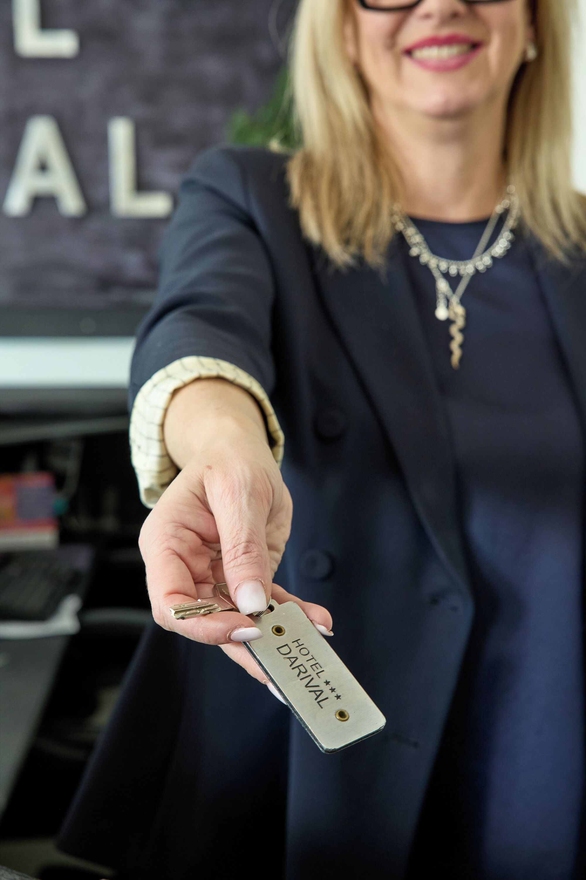 Une personne tenant une carte d’enregistrement pour l’hôtel.