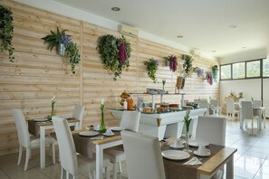 بوفيه فطور مجانًا يوميًا