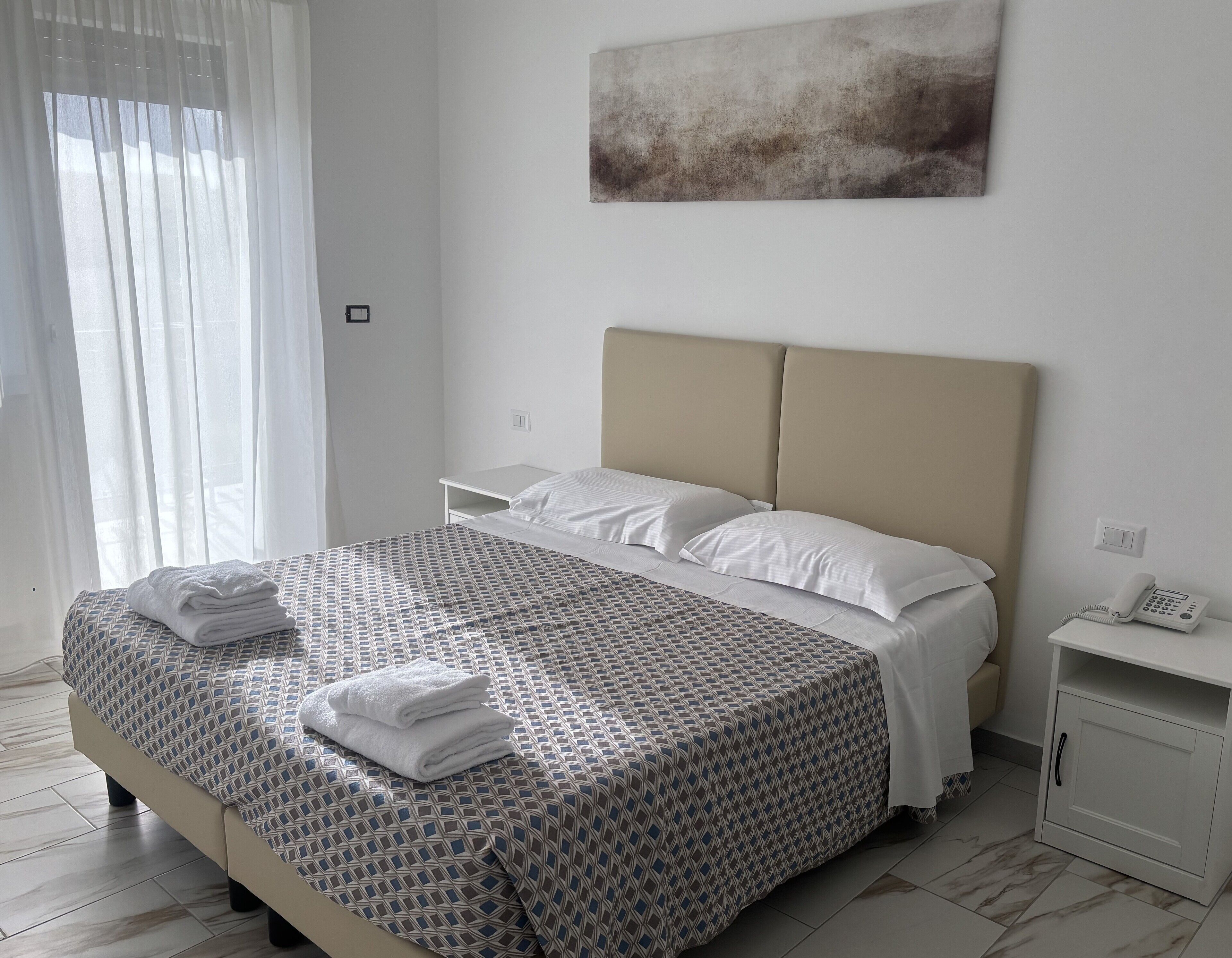 房內夾萬、書桌、手提電腦工作空間、隔音