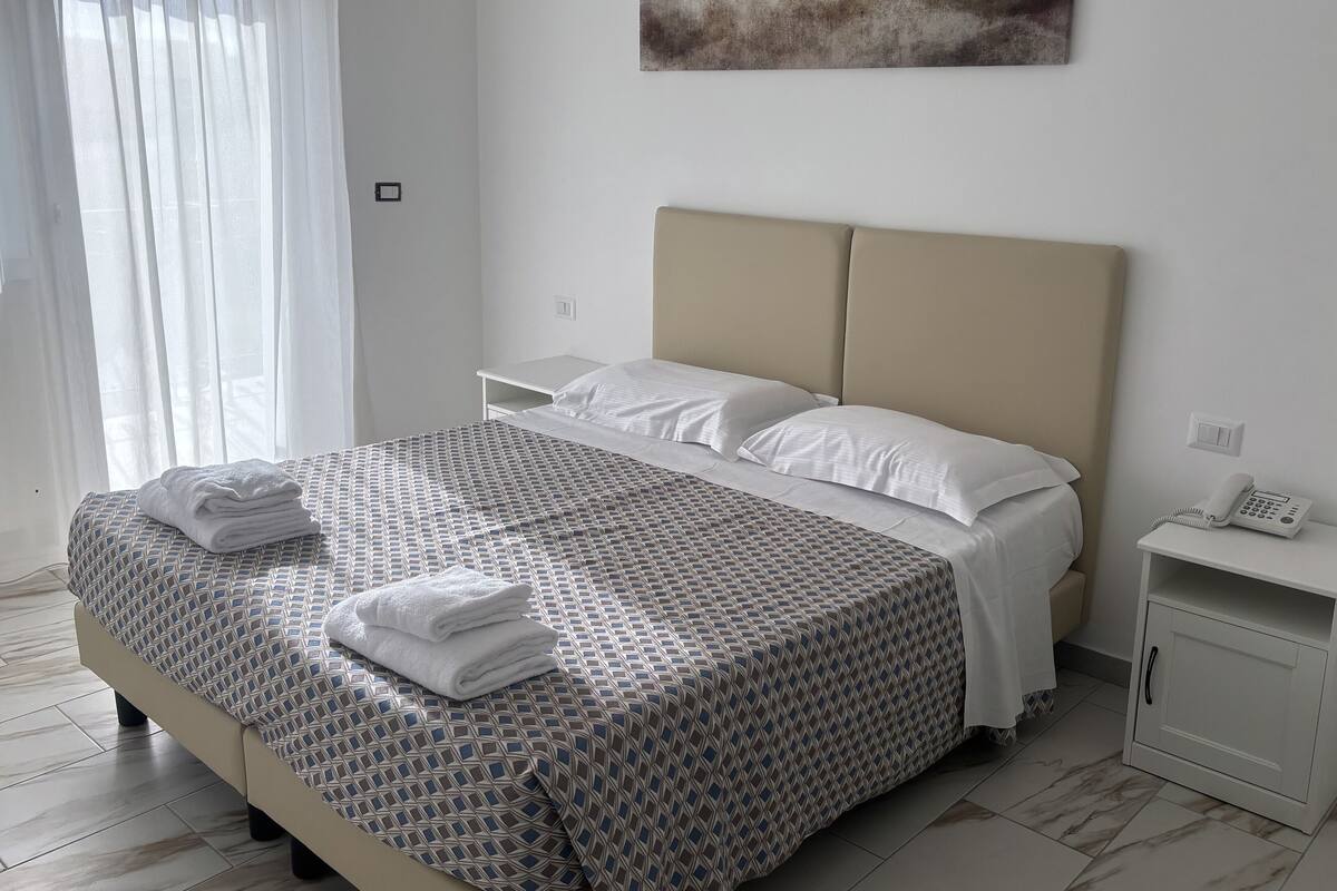 خزنة داخل الغرفة ومكتب ومساحة عمل للكمبيوتر المحمول وتجهيزات عازلة للصوت