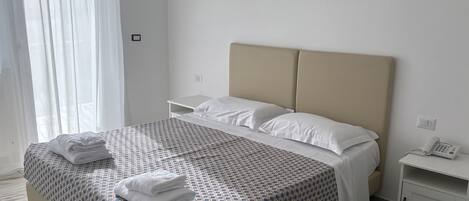Caja de seguridad en la habitación y escritorio