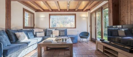 Televisión y chimenea