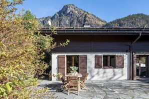 Outdoor dining - Chalet Cusco Spacious 4 Bed Traditional Chalet Servoz (Servoz)