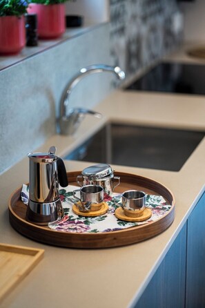 Kylskåp, mikrovågsugn, ugn och spishäll