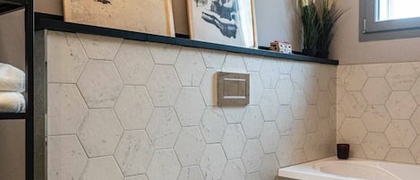 Dusche, Haartrockner, Bidet, HandtĂŒcher