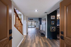 المنشأة من الداخل