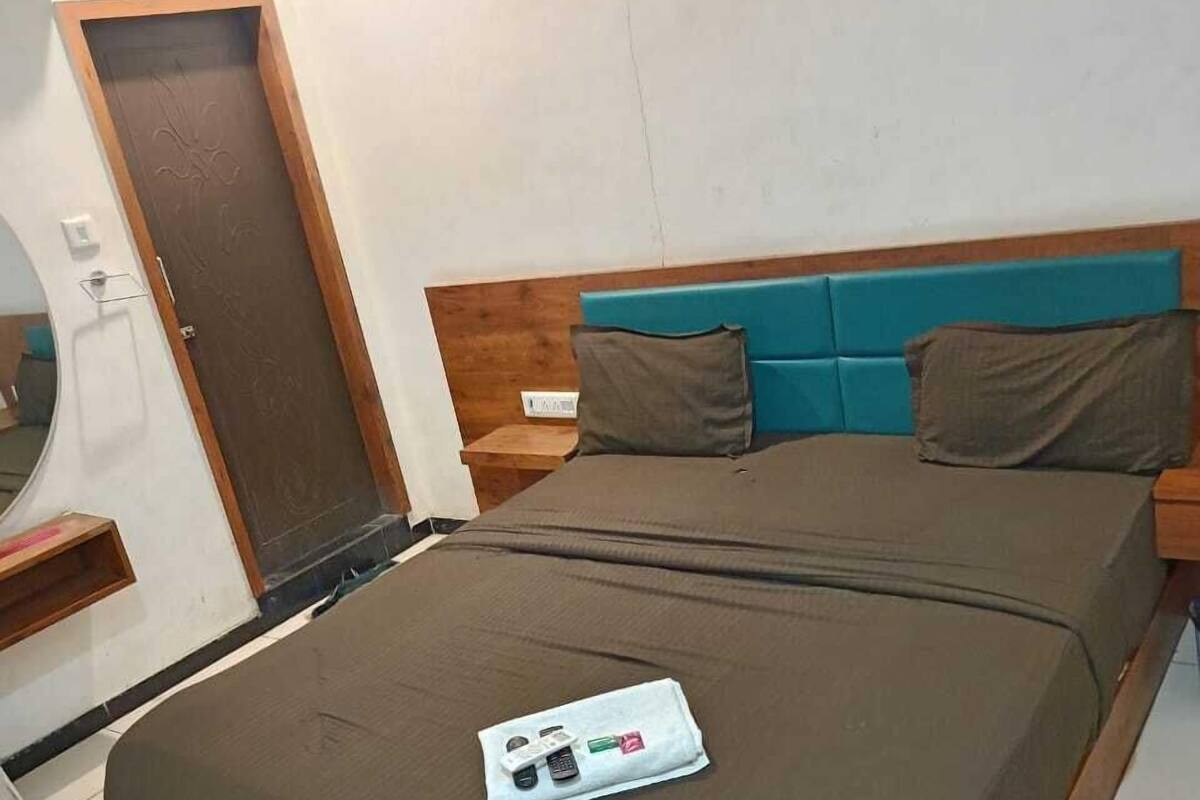 Deluxe Room | Desk, free WiFi