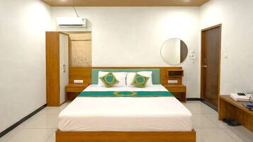 Deluxe Room | Desk, free WiFi, bed sheets