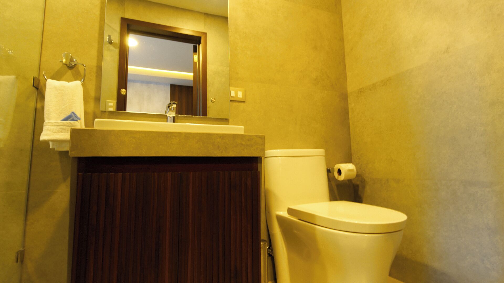 Standard Room, 1 Double Bed | Bathroom | Shower, rainfall showerhead, free toiletries, towels