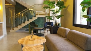 Télévision à écran plat de 55 cm avec chaînes par câble