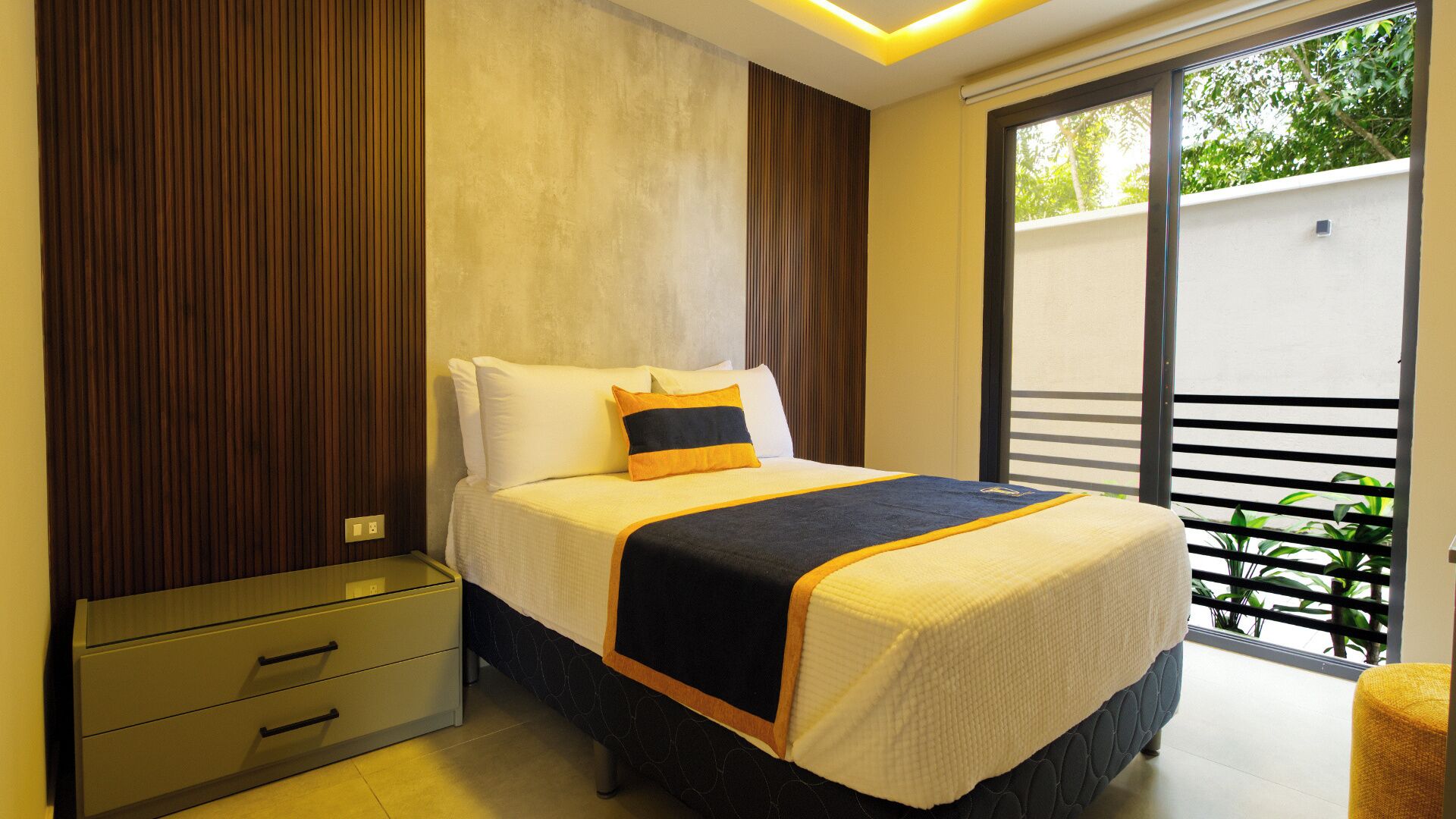 Standard Room, 1 Double Bed | Minibar, desk, blackout drapes, iron/ironing board