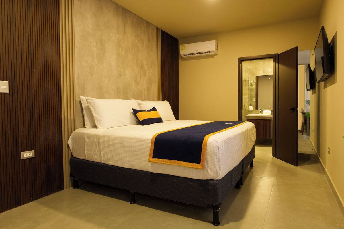 Premium Room, 1 King Bed | Desk, blackout drapes, iron/ironing board (on request), WiFi (free)