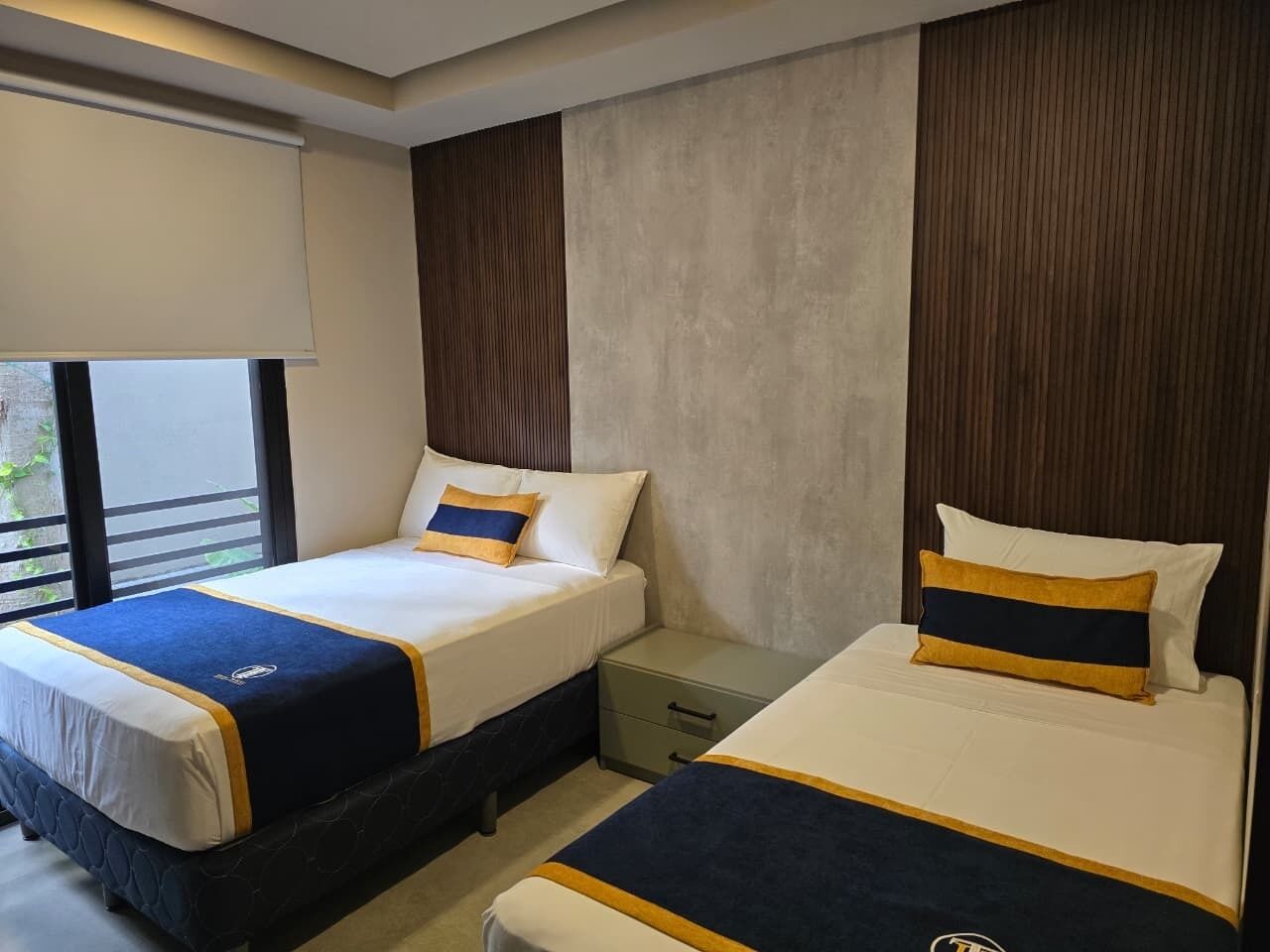 Standard Triple Room | Bathroom | Shower, rainfall showerhead, free toiletries, towels