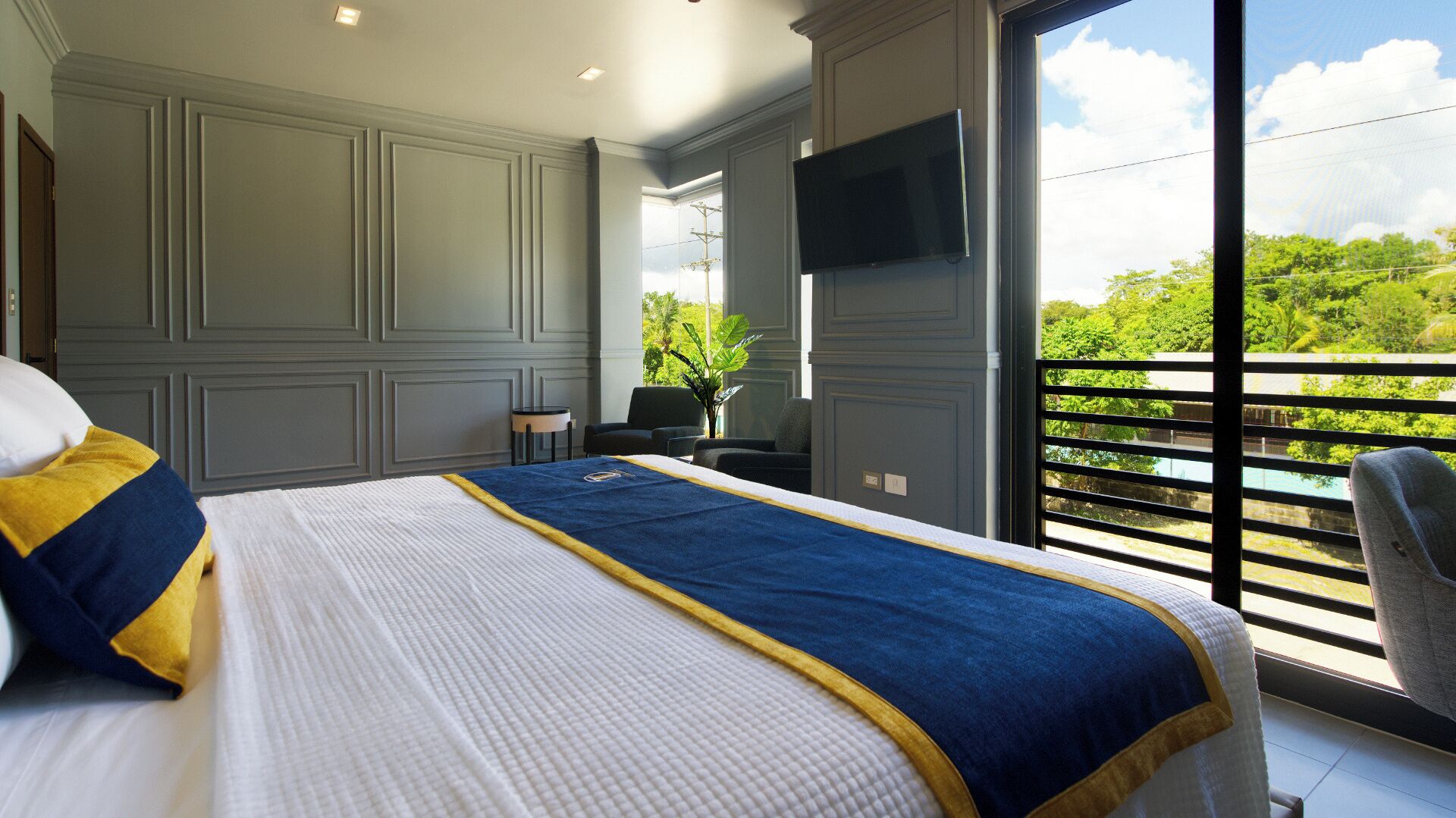 Deluxe Room | Minibar, desk, blackout drapes, iron/ironing board