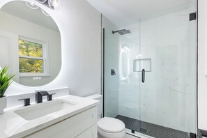 Shower, hair dryer, towels, soap - Stunning 4 bedroom Haven (Decatur)