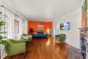 Smart TV, fireplace - Vibrant Covina Home (Covina)