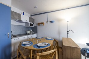 Kühlschrank, Mikrowelle, Ofen, Wasserkocher mit Kaffee-/Teezubehör