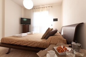 2 bedrooms, iron/ironing board, WiFi, bed sheets - The Lake Balcony (Desenzano del Garda)