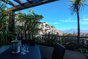 Outdoor dining - The Lake Balcony (Desenzano del Garda)