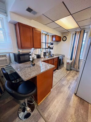 Geladeira, micro-ondas, fogão, cooktop