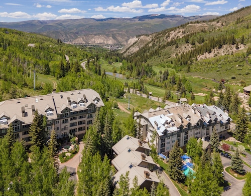 Direct Ski in/out 2-bed sanctuary with fitness room, hot tubs, ski lockers in BC